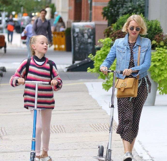 娜奥米·沃茨又带漂亮儿子出街,波点长裙搭牛仔外套,十分减龄