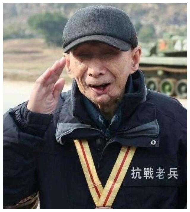 农村双目失明的老人,身份隐藏71年被曝光,部队直接出动6辆坦克