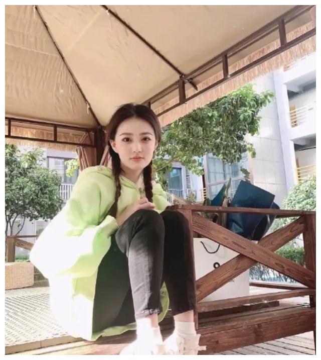 徐璐社交平台发美照穿香芋紫色卫衣演绎慵懒风绯闻难挡好状态