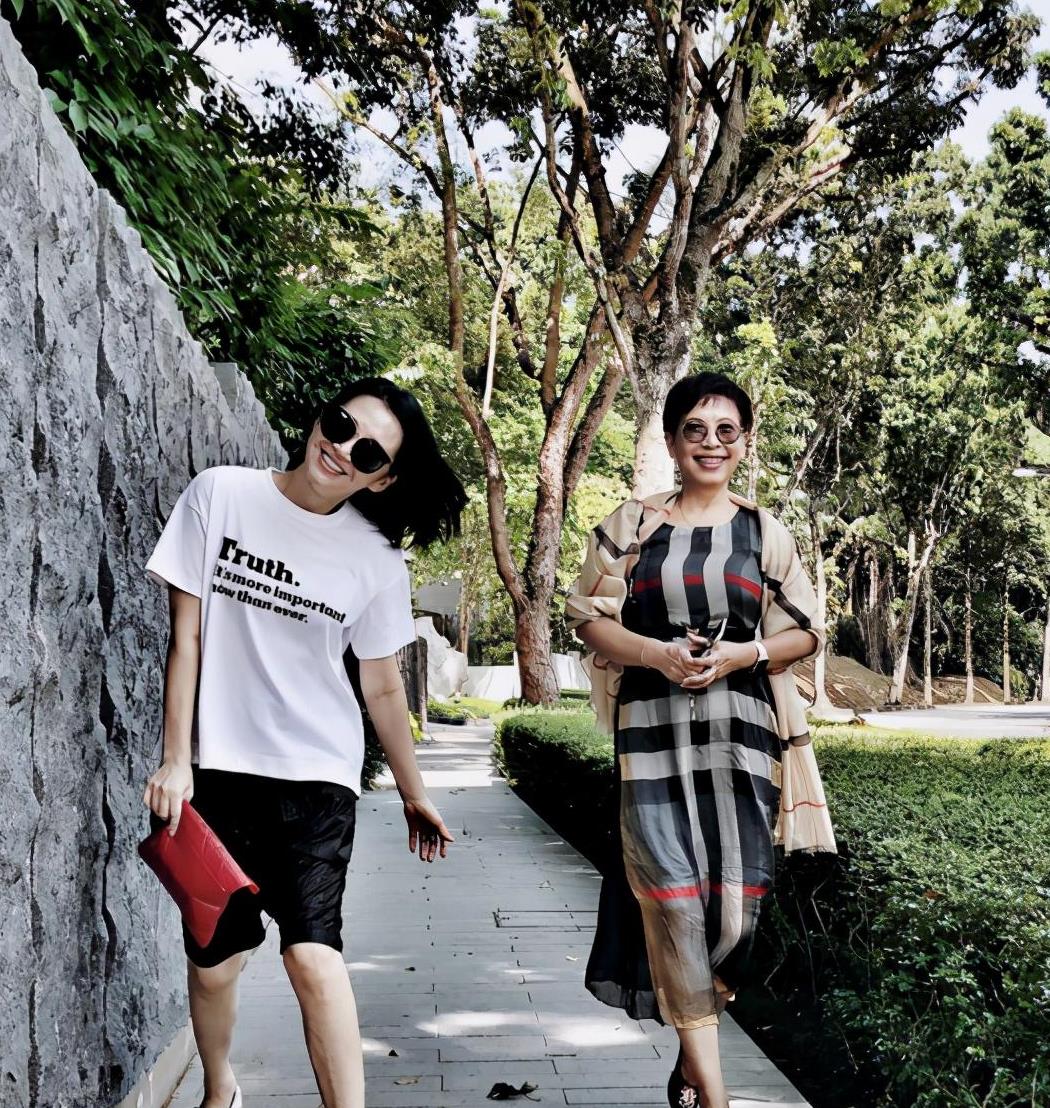 许晴的气质不是一般人能比的 50多的人还这么年轻 美到骨子里了 许晴的气质不是一般人能比的 50多的人还这么年轻 美到骨子里了