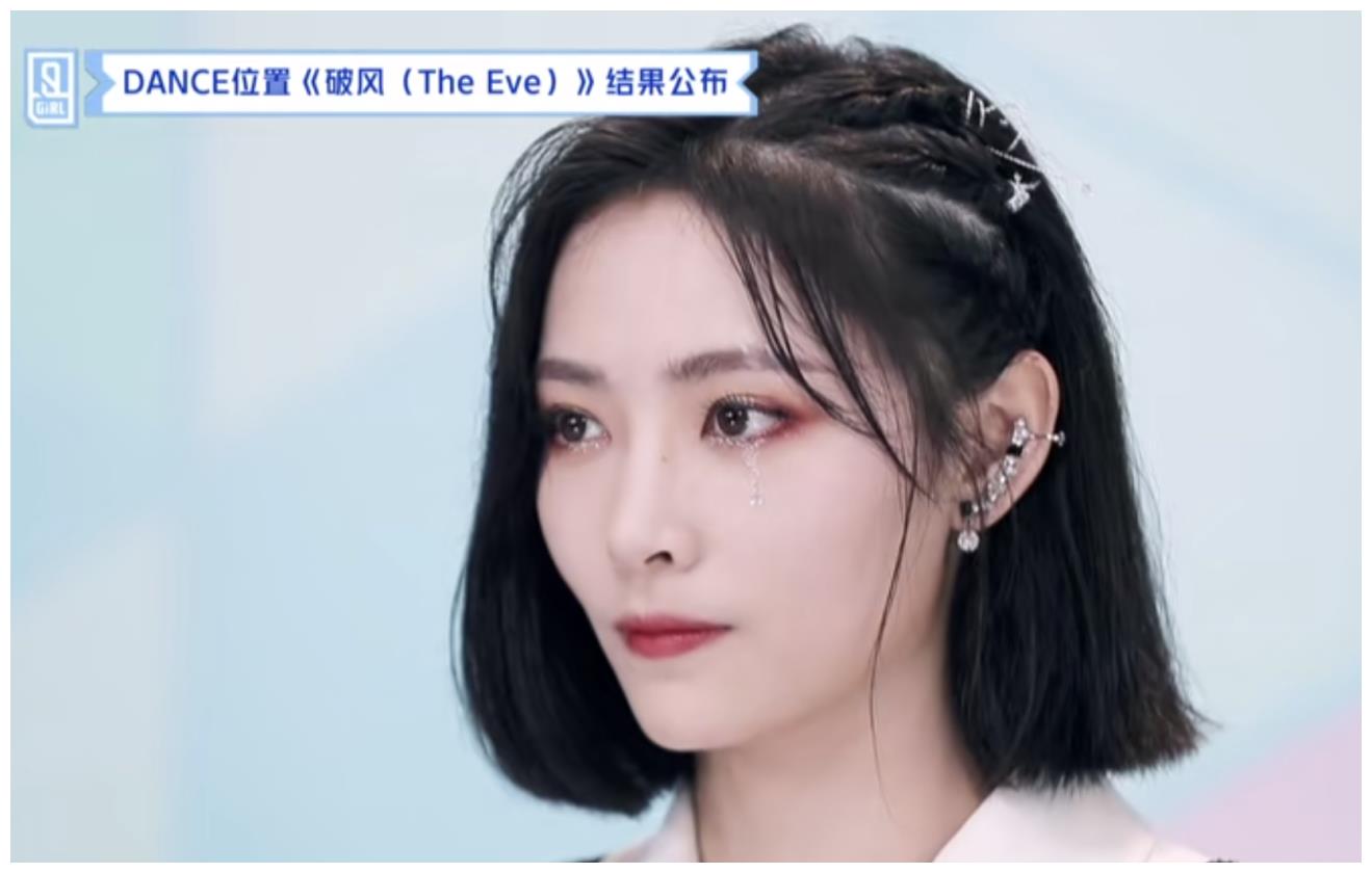 《青你2》许佳琪组登台全场炸裂,谁注意到ella的表情?太真实了