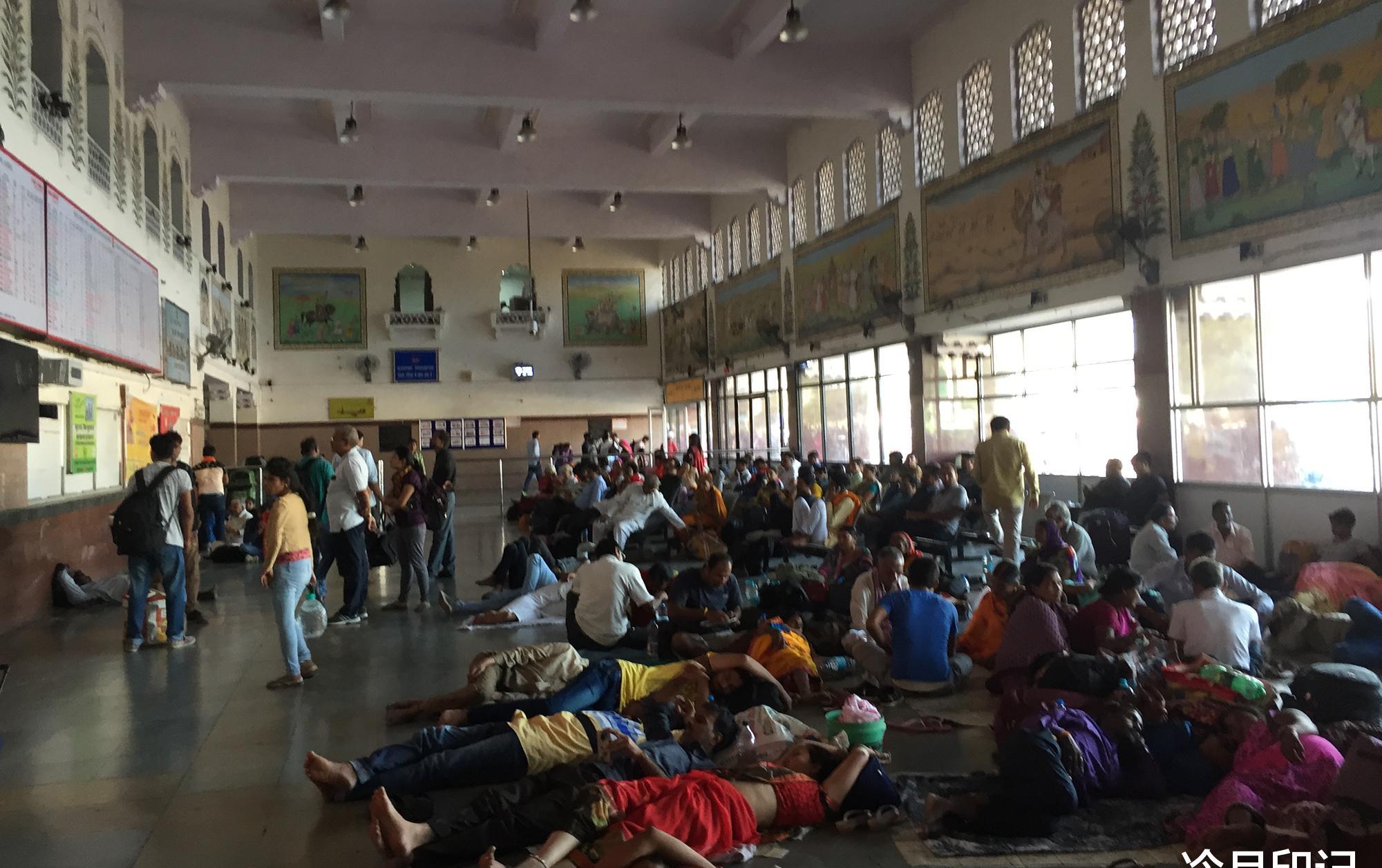 实拍印度首都德里火车站，坐火车的人超多，大家看看差距有多大？__财经头条