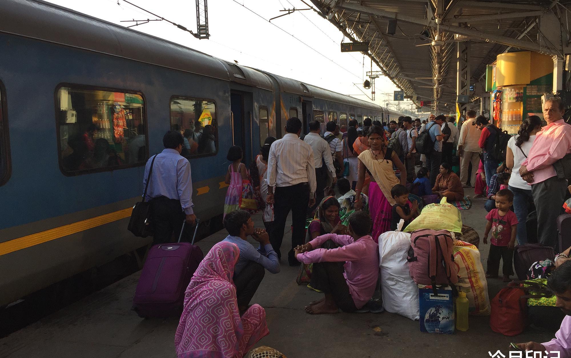 实拍印度首都德里火车站坐火车的人超多大家看看差距有多大