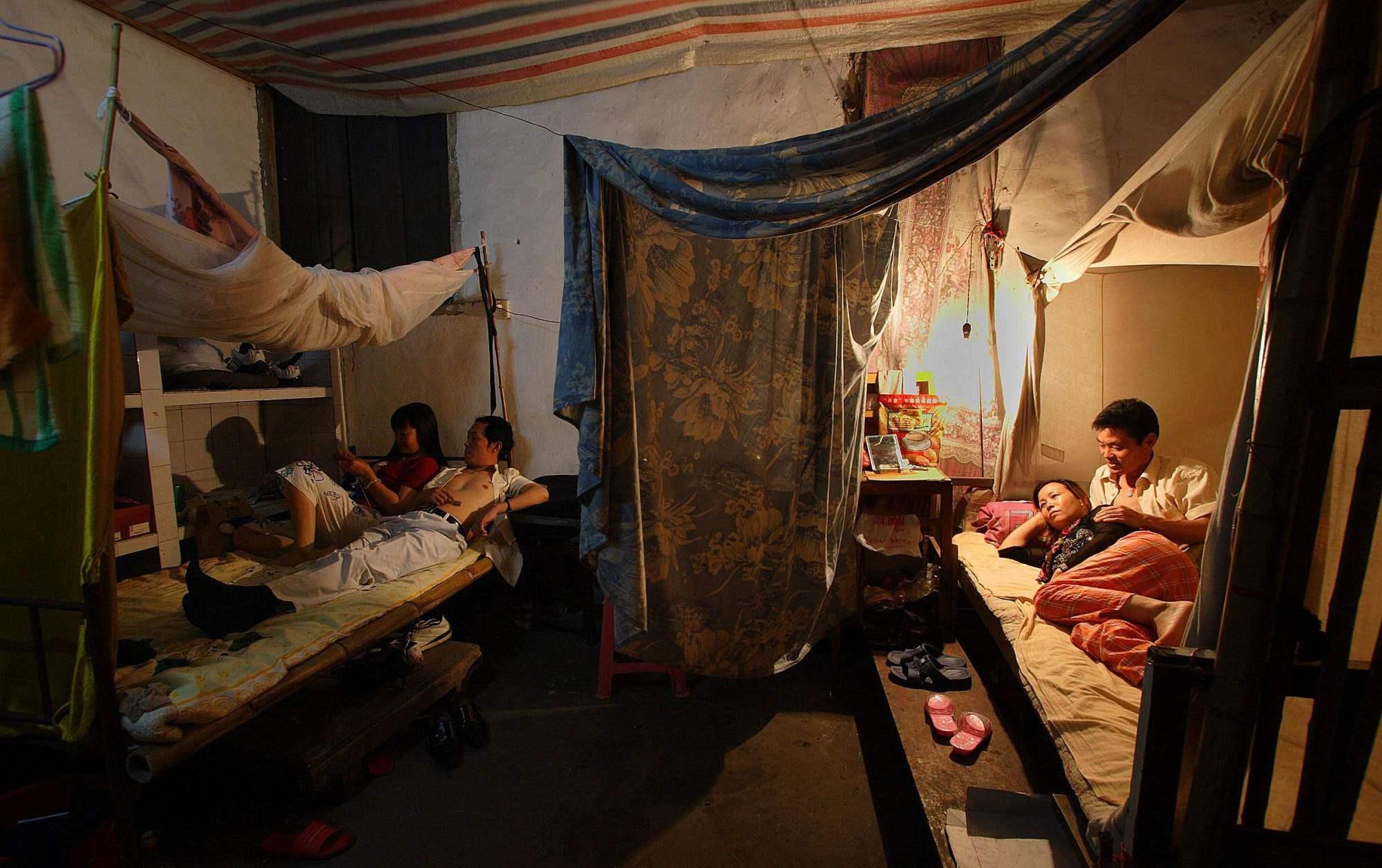 老王当然知道小红是有家庭的,甚至知道她有孩子,但是自己并不介意