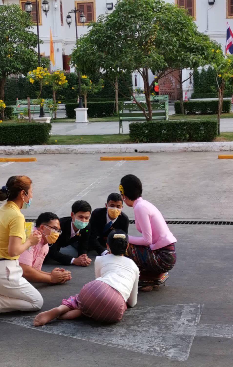 漂亮的诗尼娜贵妃越来越有魅力，去寺庙祈福巧遇崇拜她的粉丝休闲区蓝鸢梦想 - Www.slyday.coM
