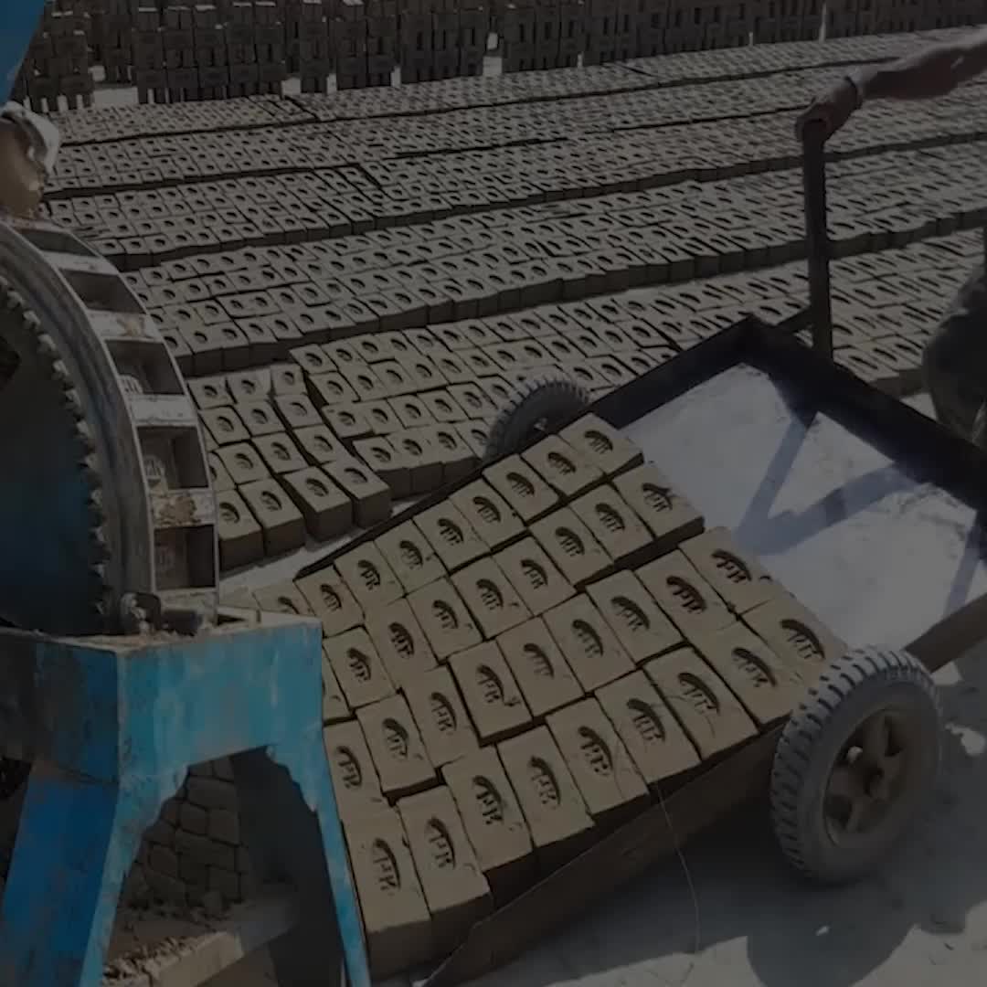 砖厂制砖过程实拍一天生产几万个,机械化生产很轻松