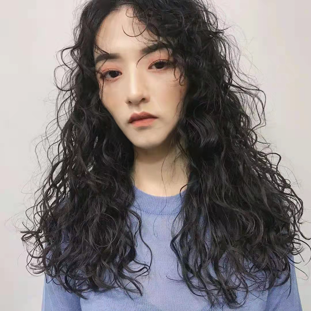 其实显老的原因主要是发型的款式以及卷发的形状所致,只有极少数人是