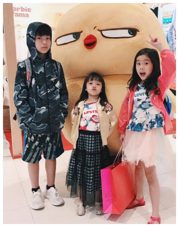 哈琳家才是"不公平遗传",好基因都给了妹妹,哥哥却长成这样!