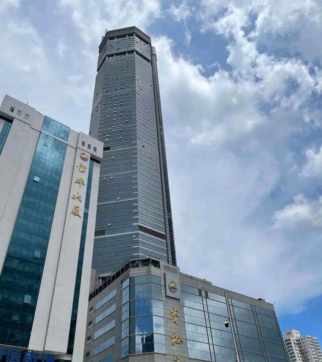 深圳华强北赛格广场大楼出现晃动,楼内的上班人员慌忙逃离现场!
