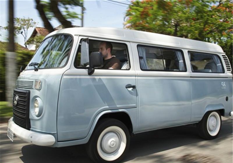 男子开大众面包车去同学聚会,被女同学嘲讽,男同学却一脸羡慕!