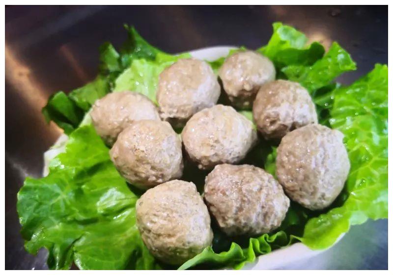 吃火锅时,垫在肉下面蔬菜和涮菜有啥不同?不懂可能会被"笑话"