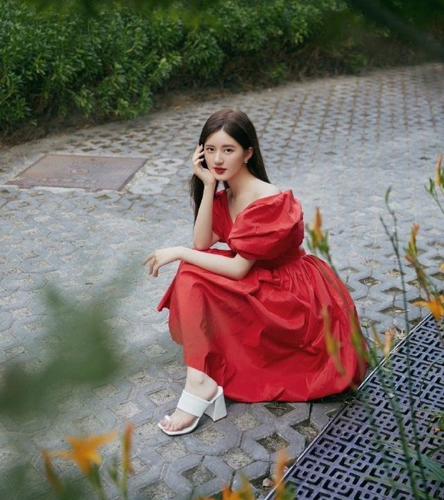 又被赵露思惊艳到穿红色花苞裙配白色高跟鞋任谁看了都心动