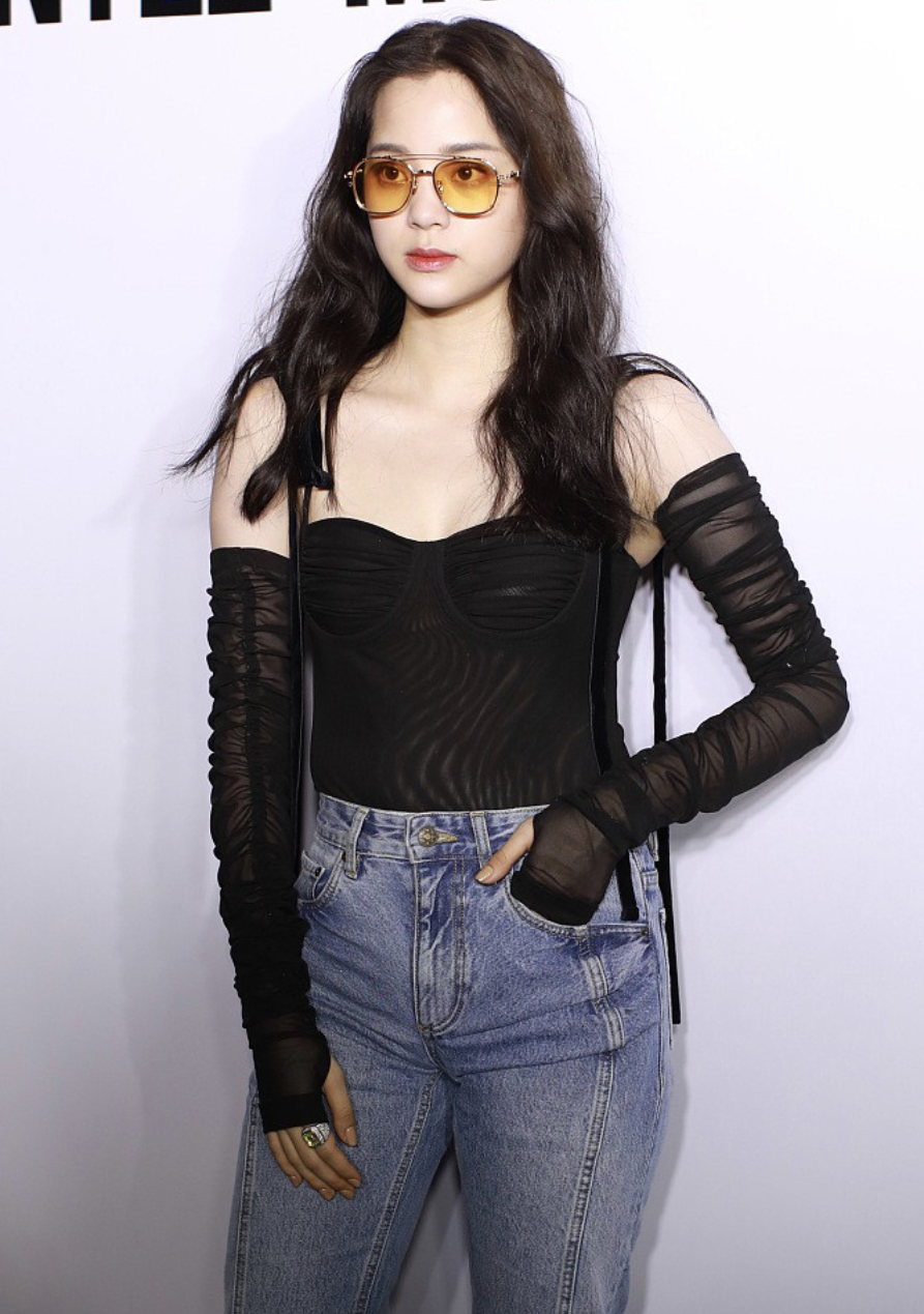 改成熟范!欧阳娜娜穿黑纱透视装小秀性感_高清图集_新浪网