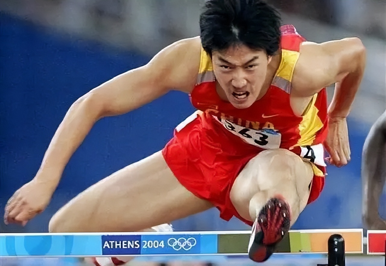 在2004年雅典奥运会上,刘翔以12秒91的成绩夺得男子110米栏冠军,并