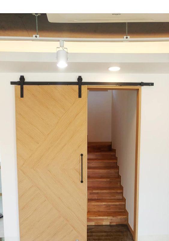 你们家楼梯口可以装个谷仓门,防灰防尘又能隔热保温,效果满分