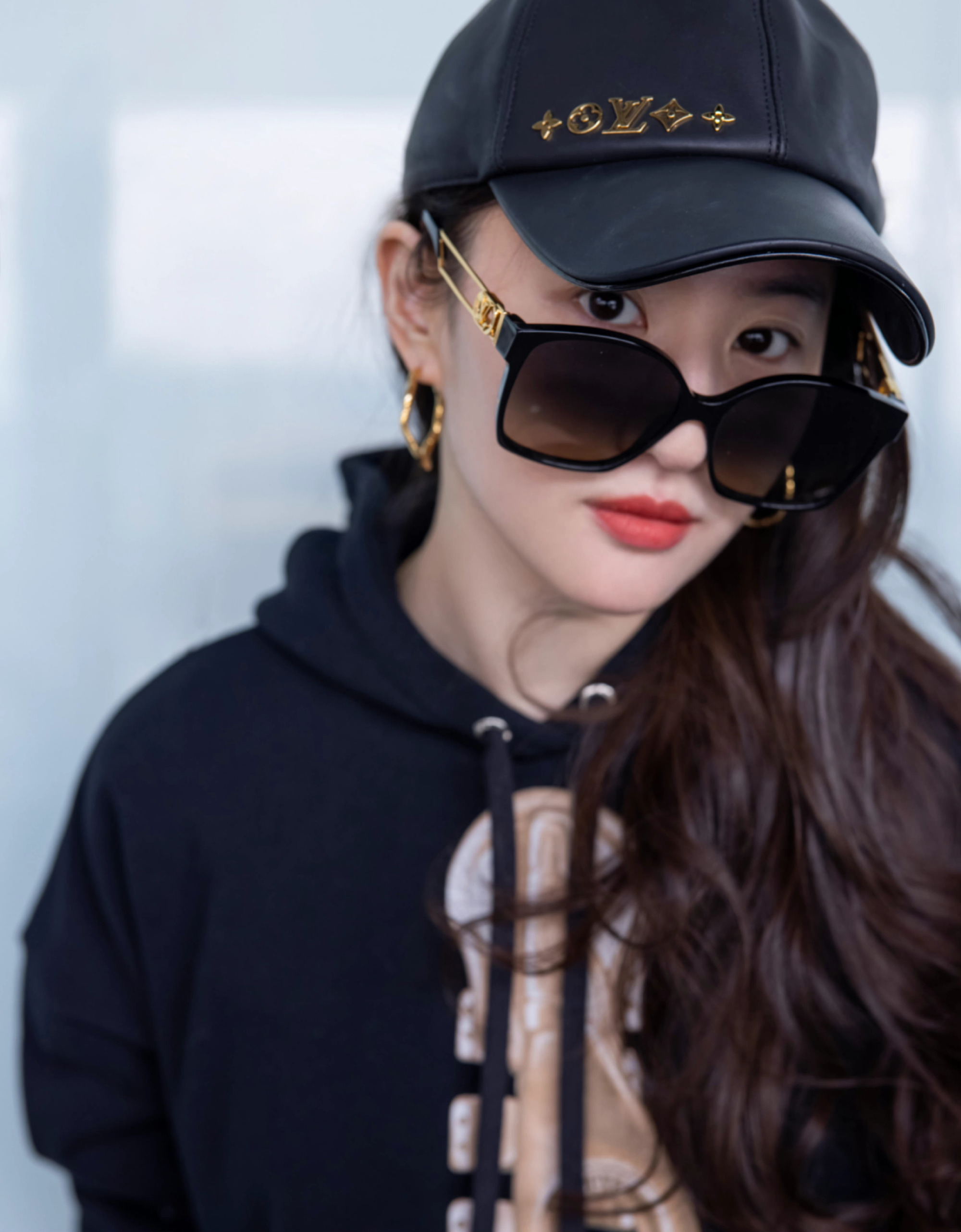 刘亦菲出发巴黎,一身lv all black造型简约又酷飒__财经头条