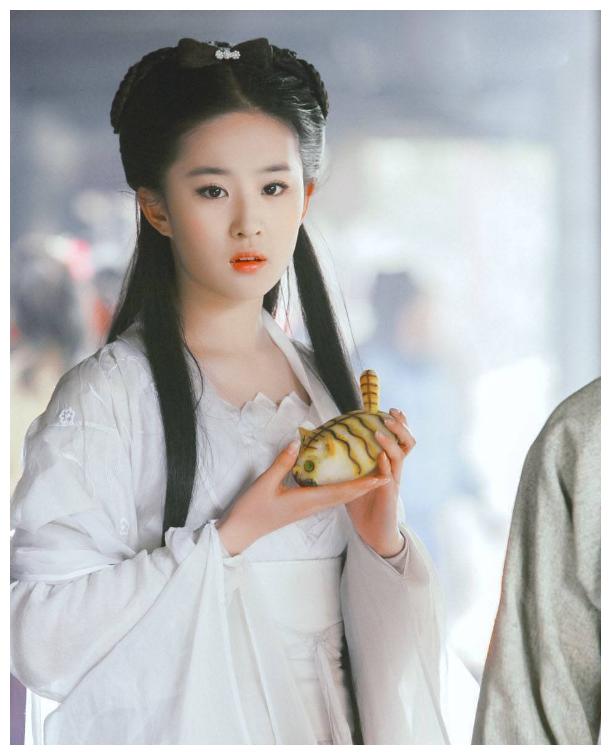 杨颖"小龙女"新造型出炉,自带"风流痞气",惊艳不输刘亦菲