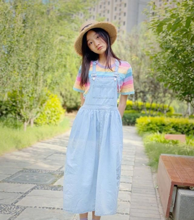 有种野蛮式生长叫纪姿含才13岁就学会穿无痕裤秒变腿精