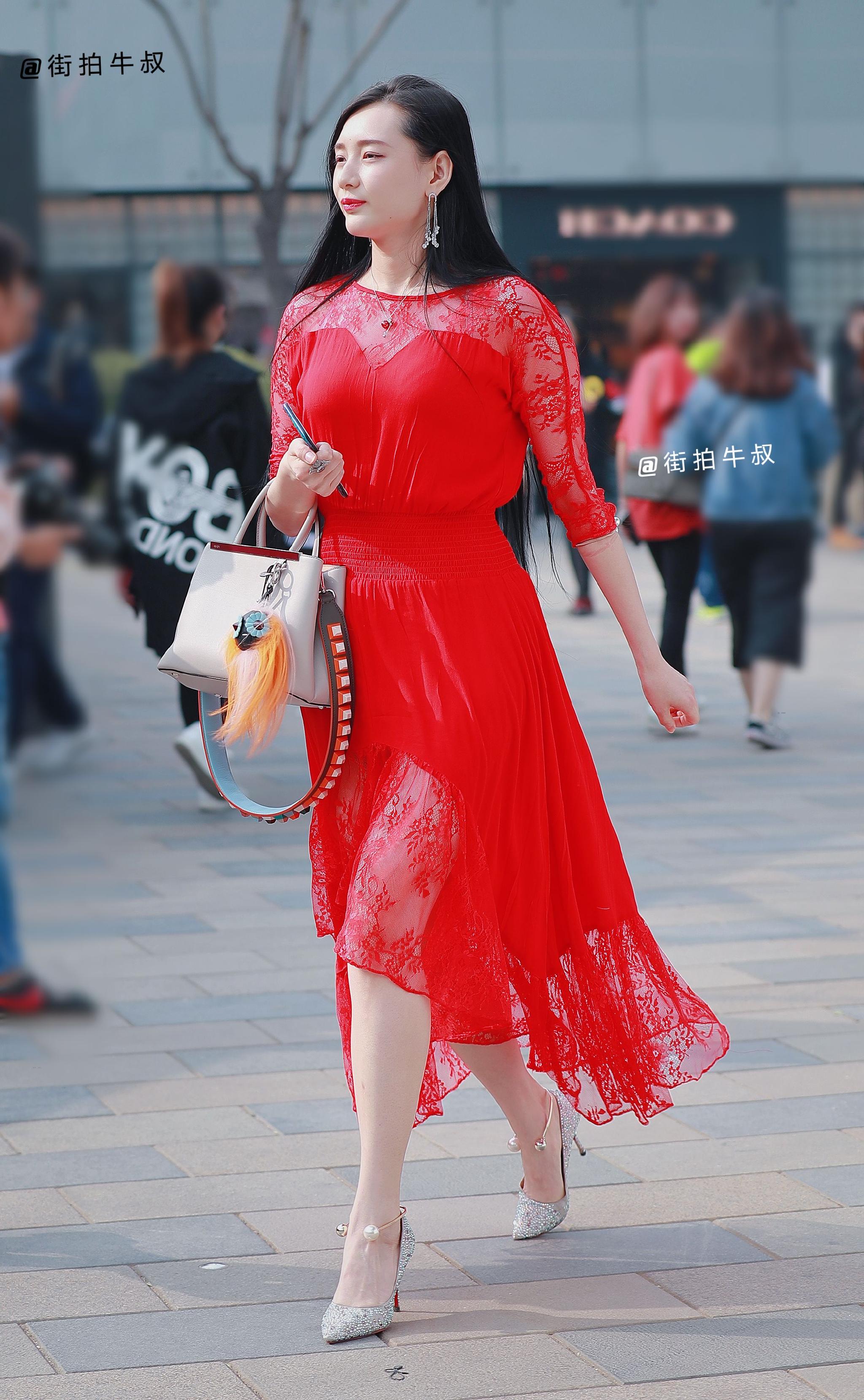美女穿着超仙的镂空红色长裙出街