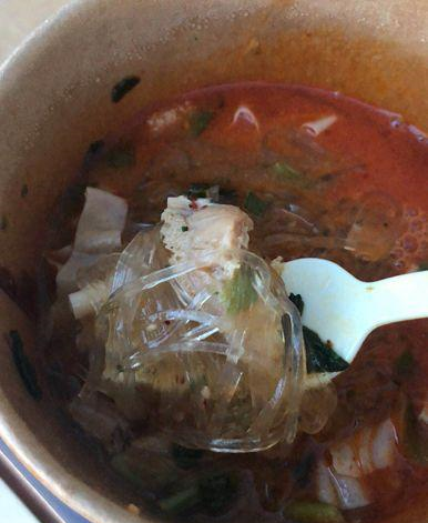 周末在公司加班，5个人的饭菜各不相同，你猜哪一份是美女的午餐休闲区蓝鸢梦想 - Www.slyday.coM