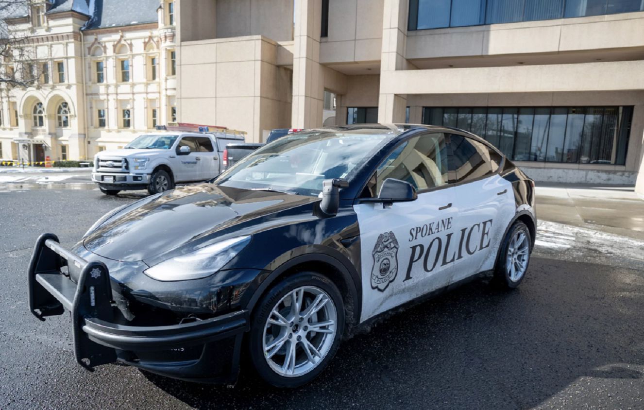 特斯拉警车在多地正式上线性能出色却遭警局吐槽内部空间太小