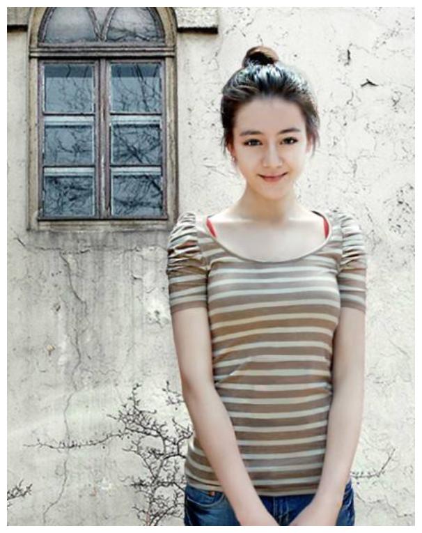 迪丽热巴10年前旧照被扒出,看到还未满18的她,混血感溢出屏幕