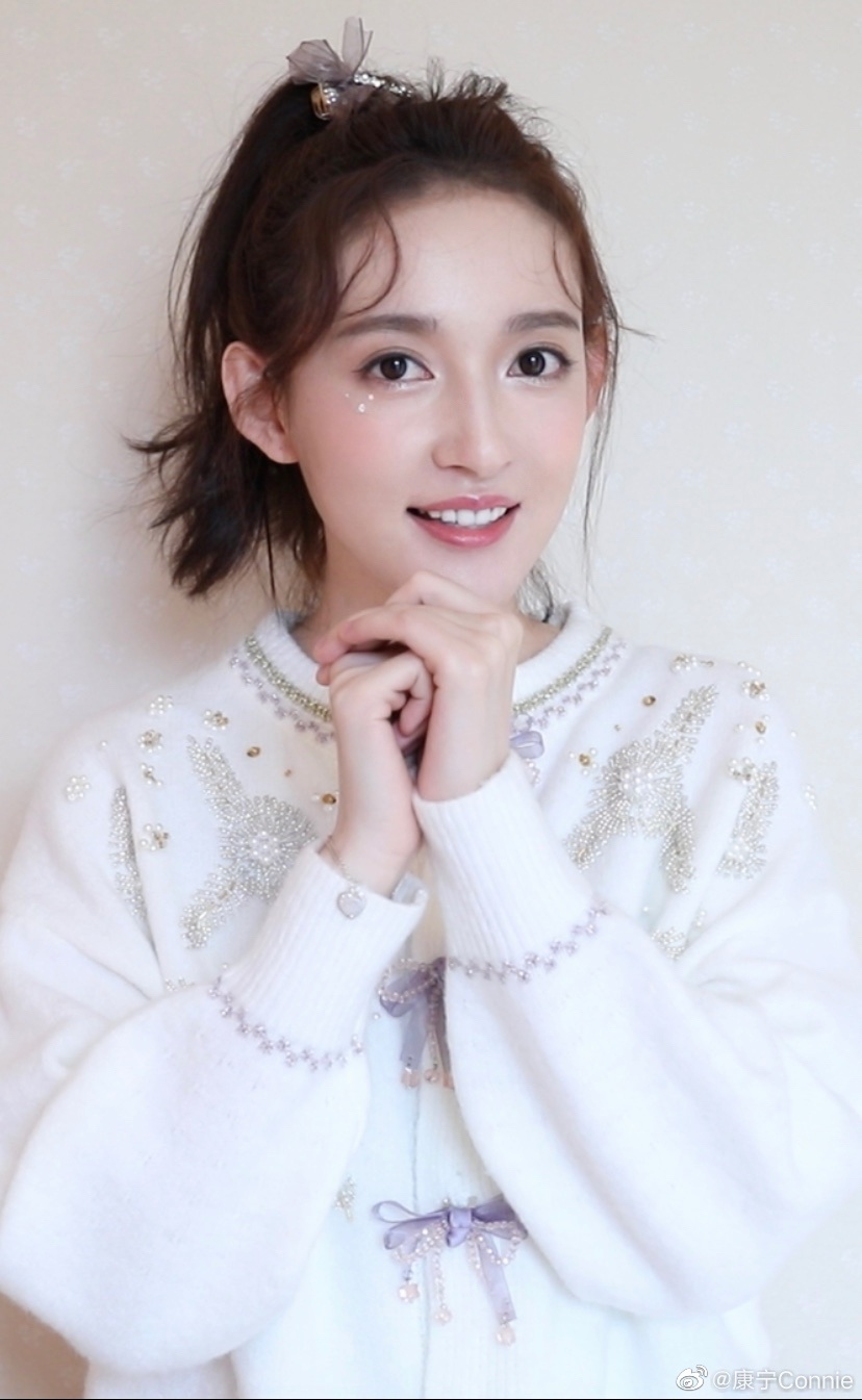 美女演员康宁迷人写真美照欣赏真好看