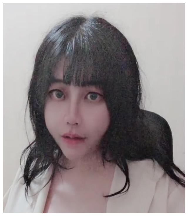 乔碧萝晒最新照片,结果一看就是开了10级美颜!__财经头条