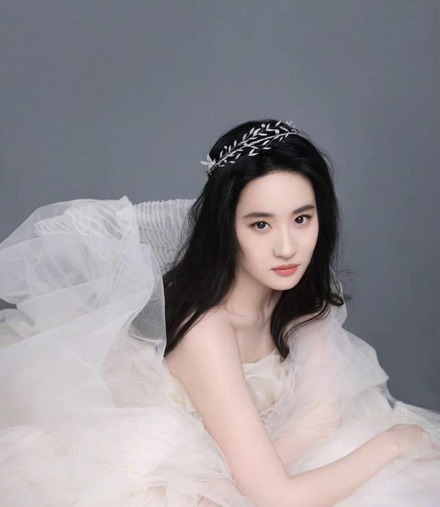 刘亦菲最新写真大片,天鹅颈真的太优越了,戴上精致皇冠气质满满