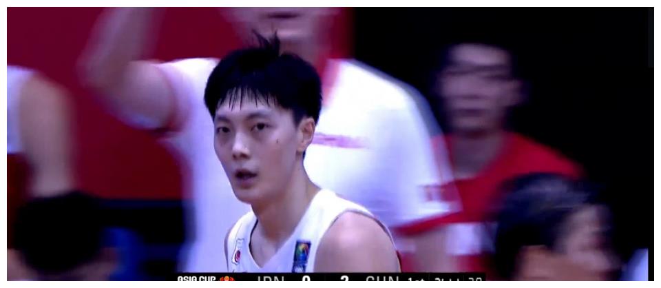 中国男篮狂胜日本，杜峰率队拿下开门红，周鹏三分太疯狂
