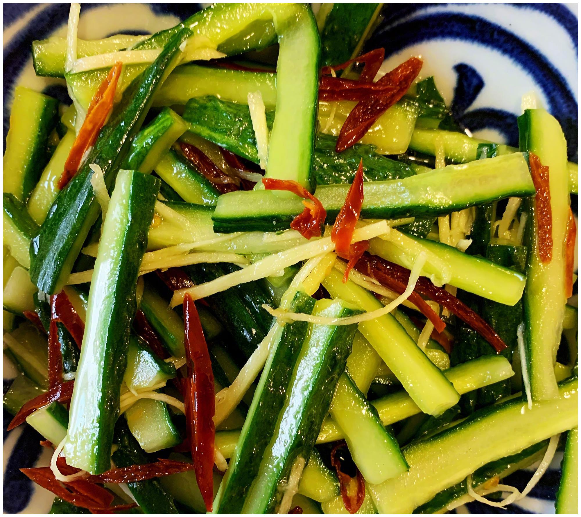 黄磊晒晚餐,光发图片不说菜名,难坏网友,大家看看第二道是啥!