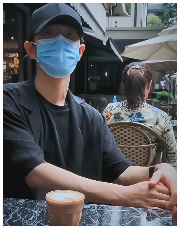 逛街撸猫喝咖啡的肖战摘下了手腕上的红绳