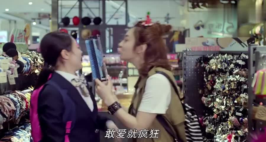 继女跟小后妈逛街，谁知遇到亲妈，女儿的话让亲妈脸色瞬间大变！|娱乐|影视|搞笑_新浪新闻