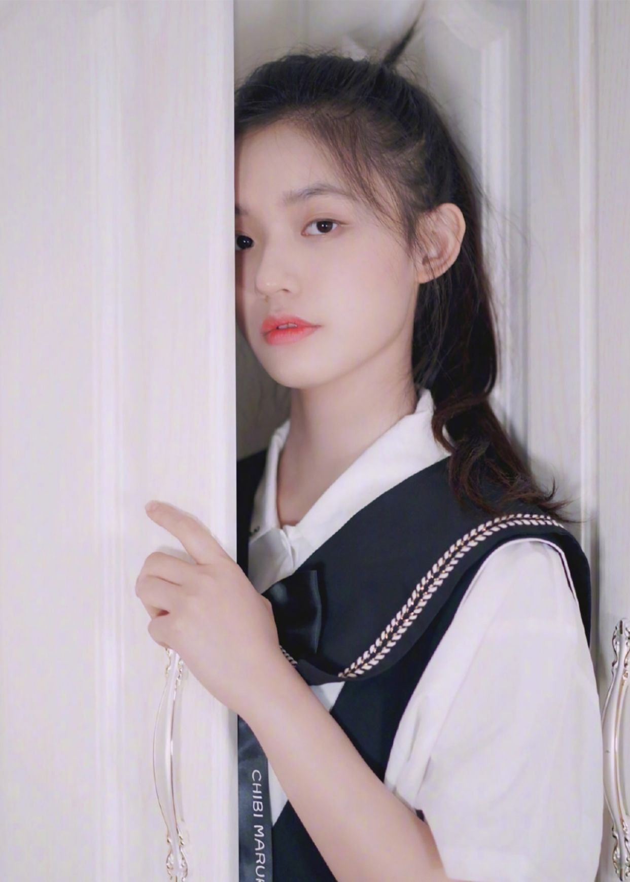 明星林允释出一组学院风套装私服美照,活力少女清纯可人!