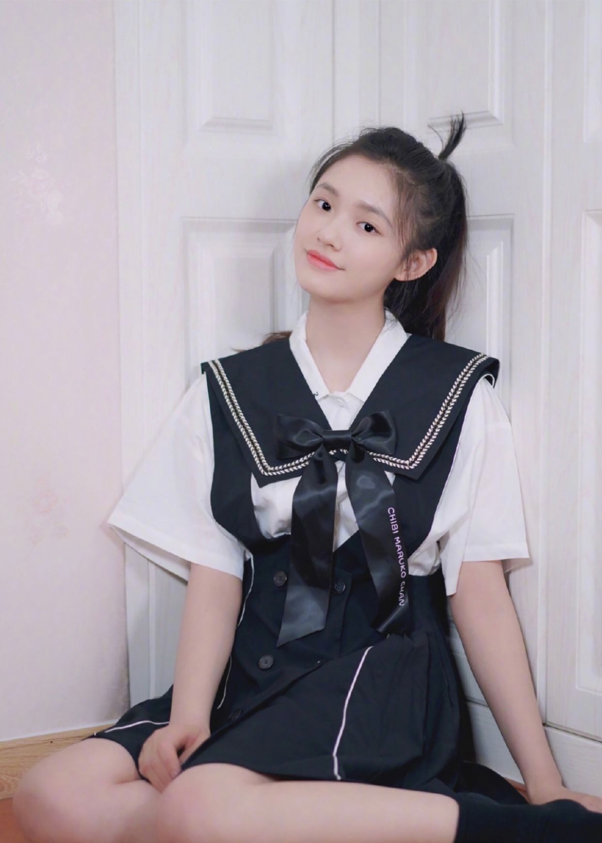 明星林允释出一组学院风套装私服美照,活力少女清纯可人!