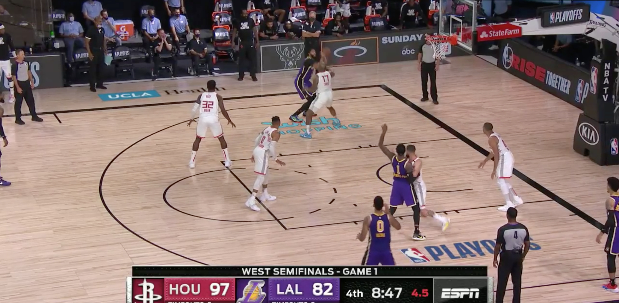 哈登见浓眉要单打塔克便示意队友拉开,随后浓眉被塔