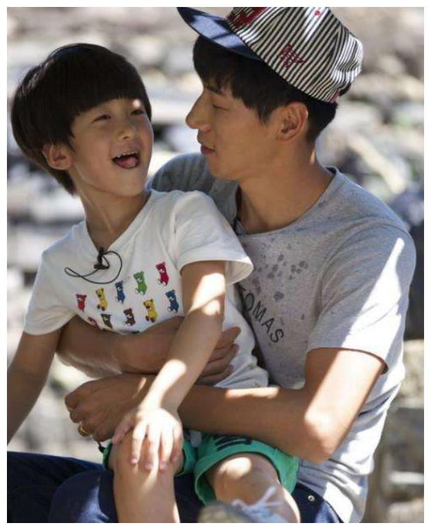 有种"脱缰式长大"叫张亮儿子,12岁腿长堪比男模,帅到你想嫁