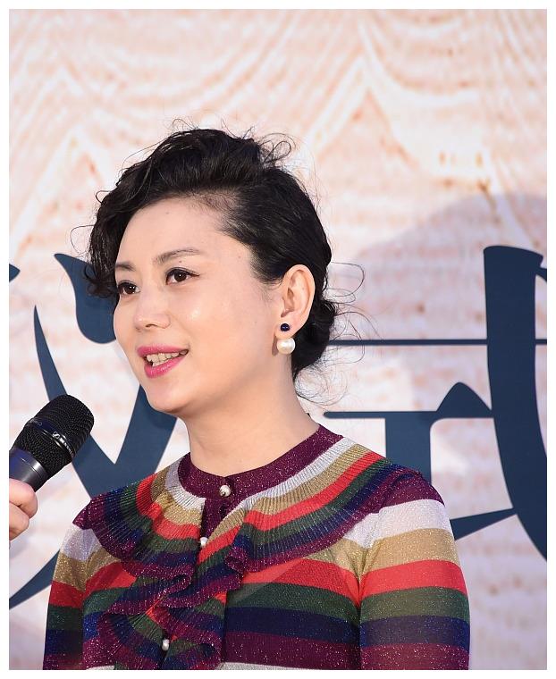 央视主持人朱军妻子近照年逾半百仍朝气蓬勃走上人生巅峰