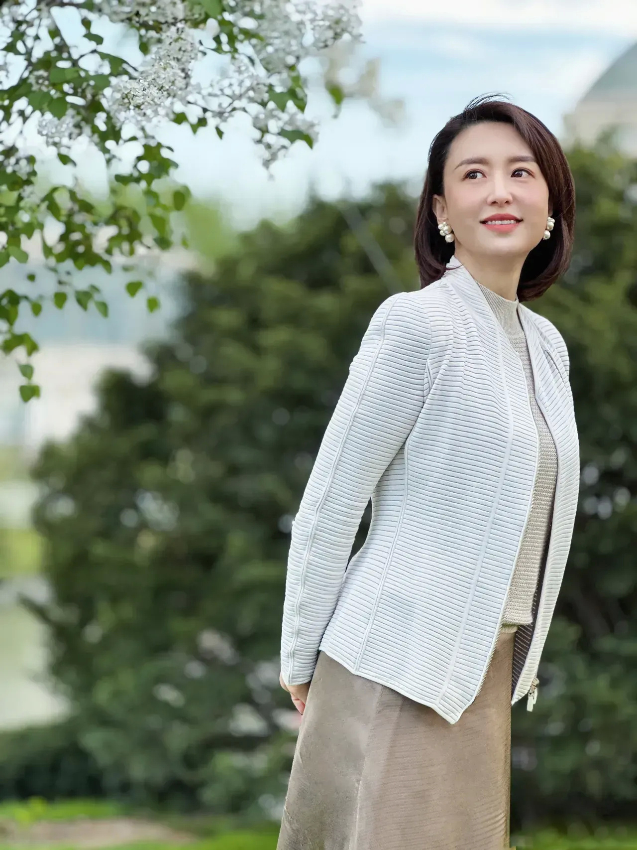 张蕾丁香树下秀美照白色针织好个性米色混搭似小姑娘