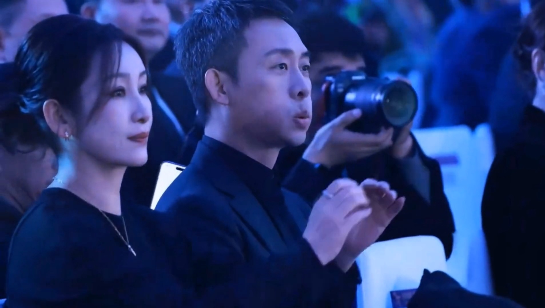 没想到张译上台发言前也会很紧张，离座这一刻长嘘一口气