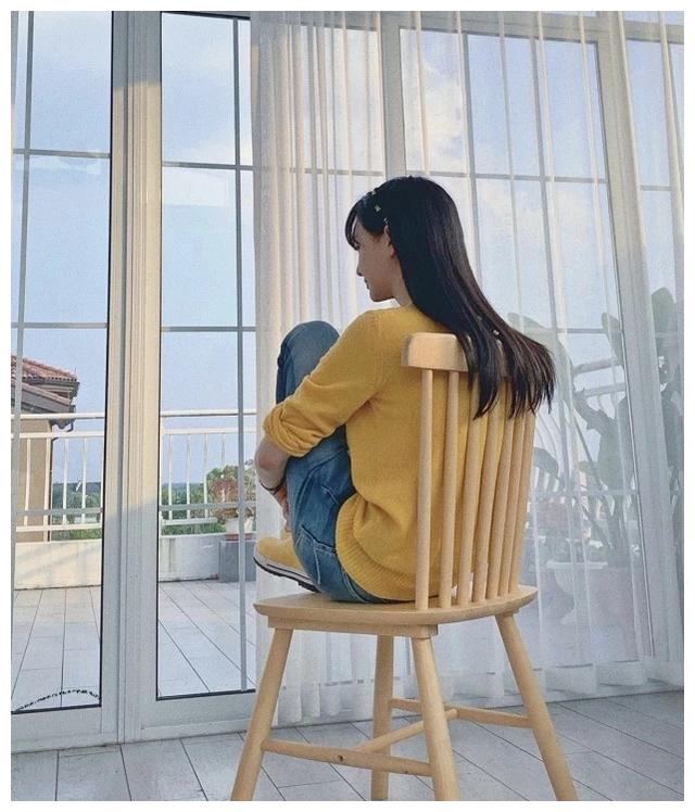 郑爽颜值恢复!穿白色衬衫配紧身仔裤献爱心做公益,不受绯闻影响