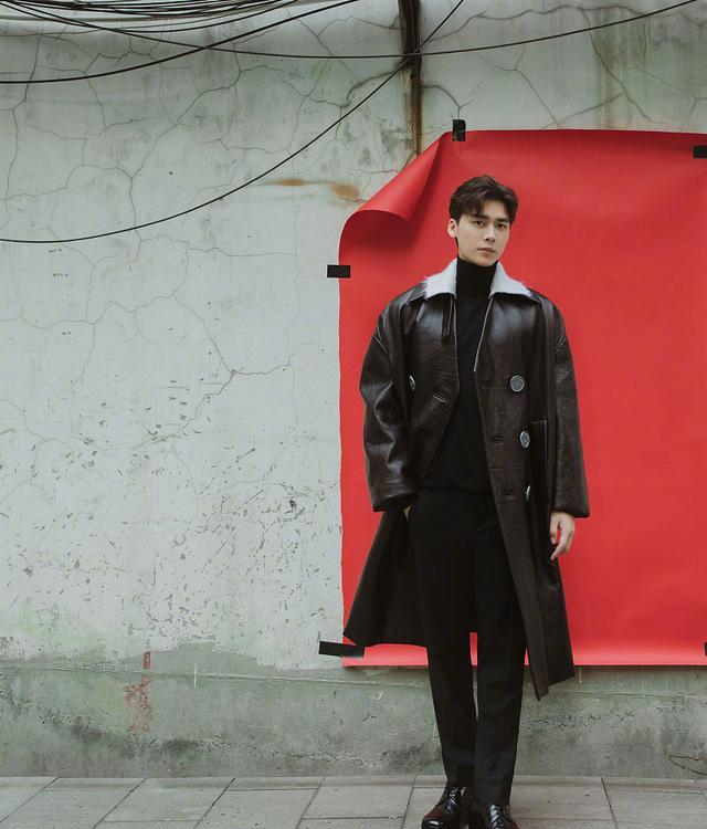 李易峰皮衣look真都市精英单手插兜撩发贵气十足