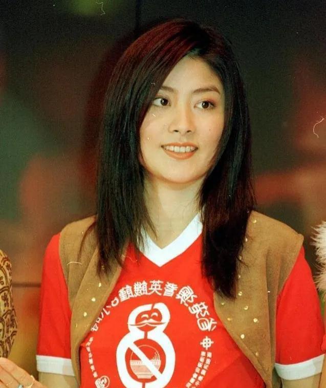 50岁陈慧琳香港街头被偶遇!皮肤水润白嫩,引起网友热议|女神|公主|王菲|古天乐|新歌_新浪娱乐_新浪新闻