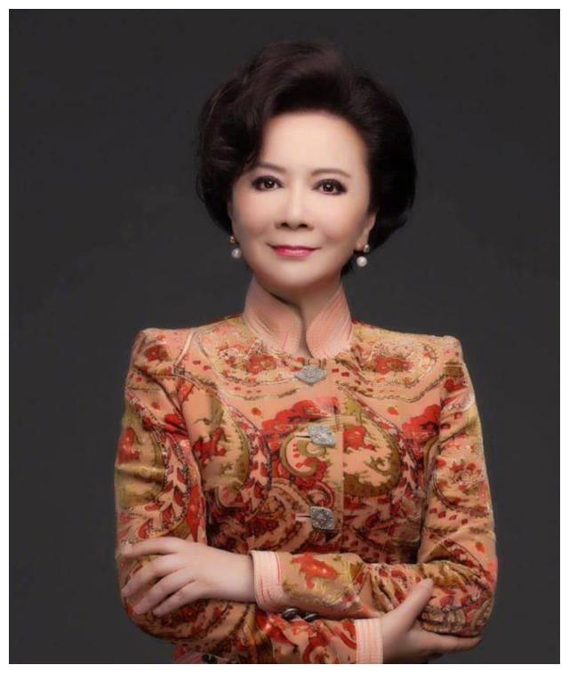 59岁蔡明近照曝光,脸部浮肿不自然,与以往精致状态差别大