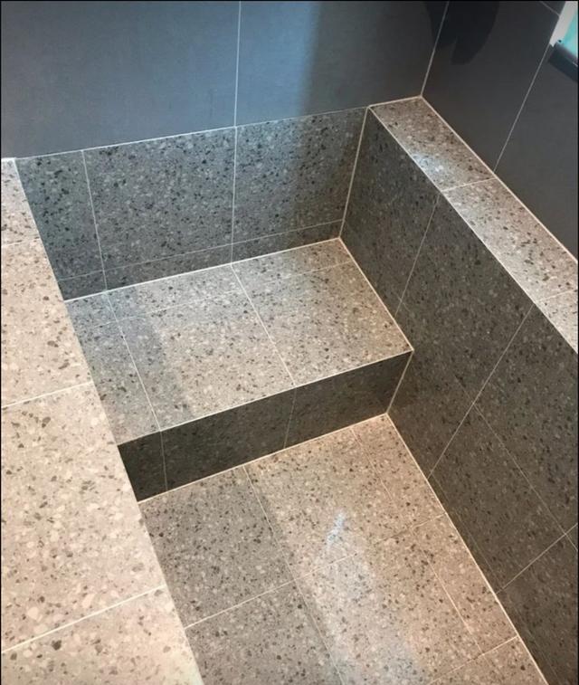 去朋友家参观头一次见用砖砌的浴缸一米高大池子省钱还宽敞