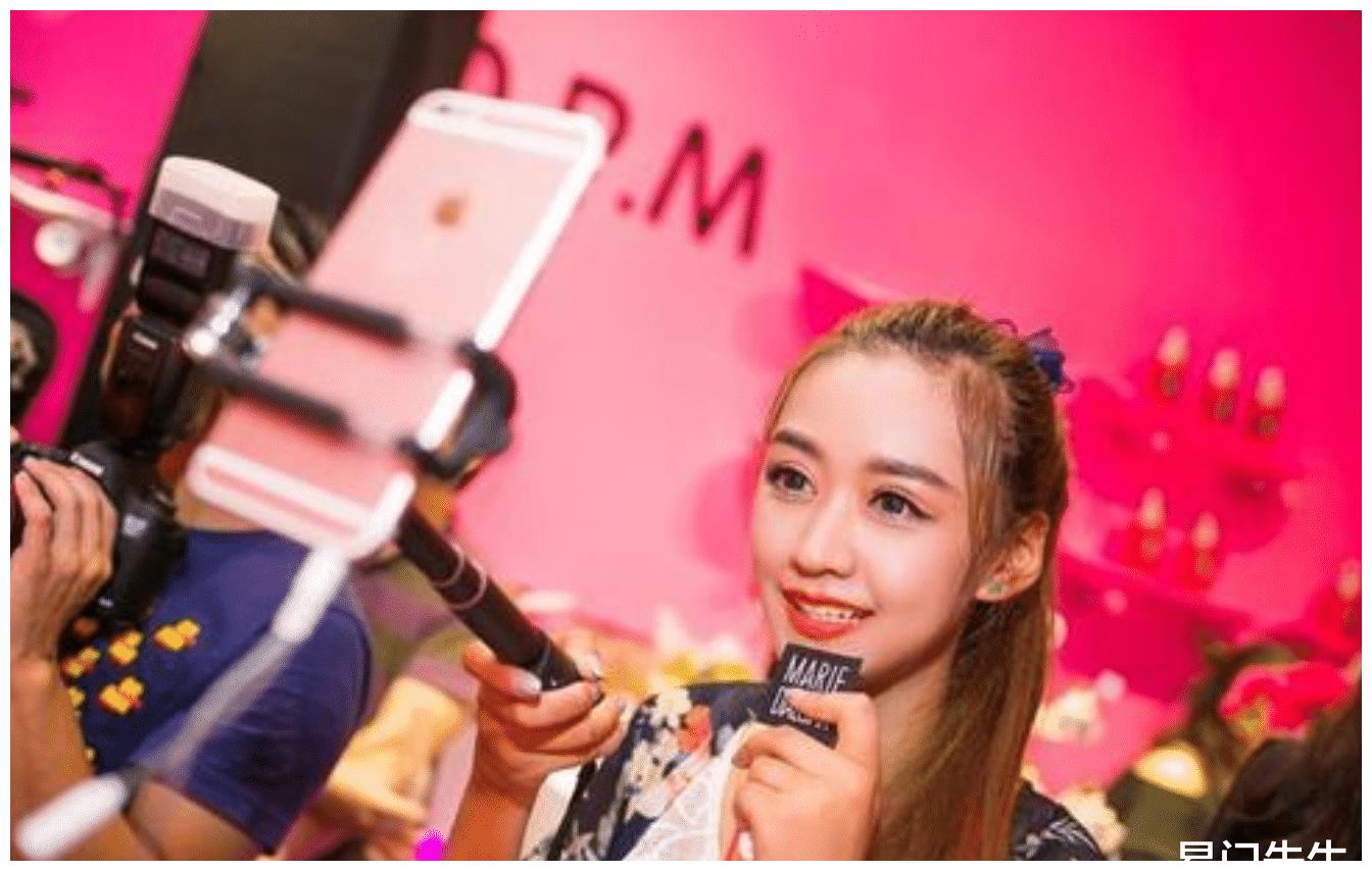 当初给女主播打赏9000万的年轻小伙,娶主播回家后,如今现状如何