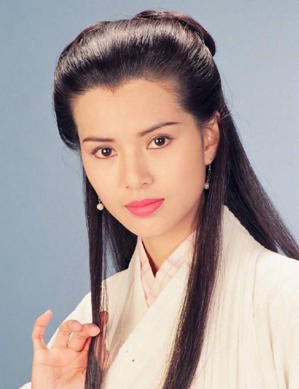 李若彤越活越年轻,54岁穿白色"亮片"连衣裙,身姿挺拔好气质