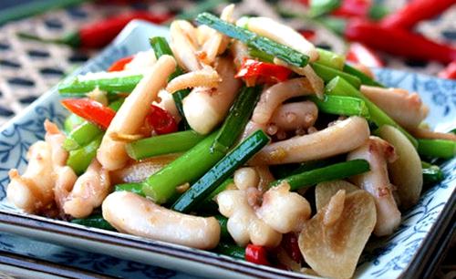 2.小米椒与青椒切圈,酸豆角切成小段,姜蒜切小片 3.