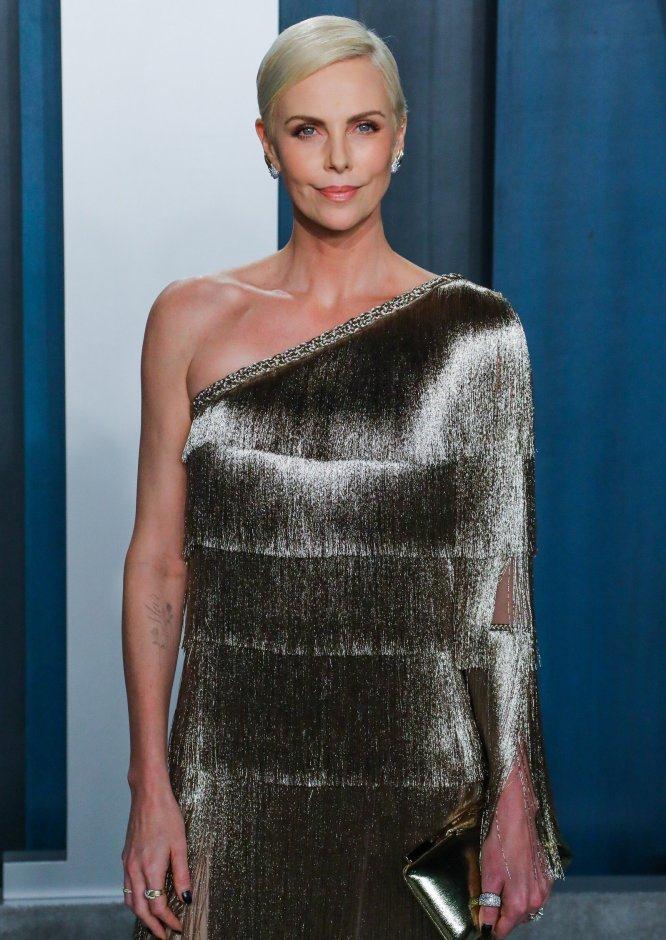 奥斯卡派对上的查理兹塞隆一身华丽的晚礼服惊艳四座