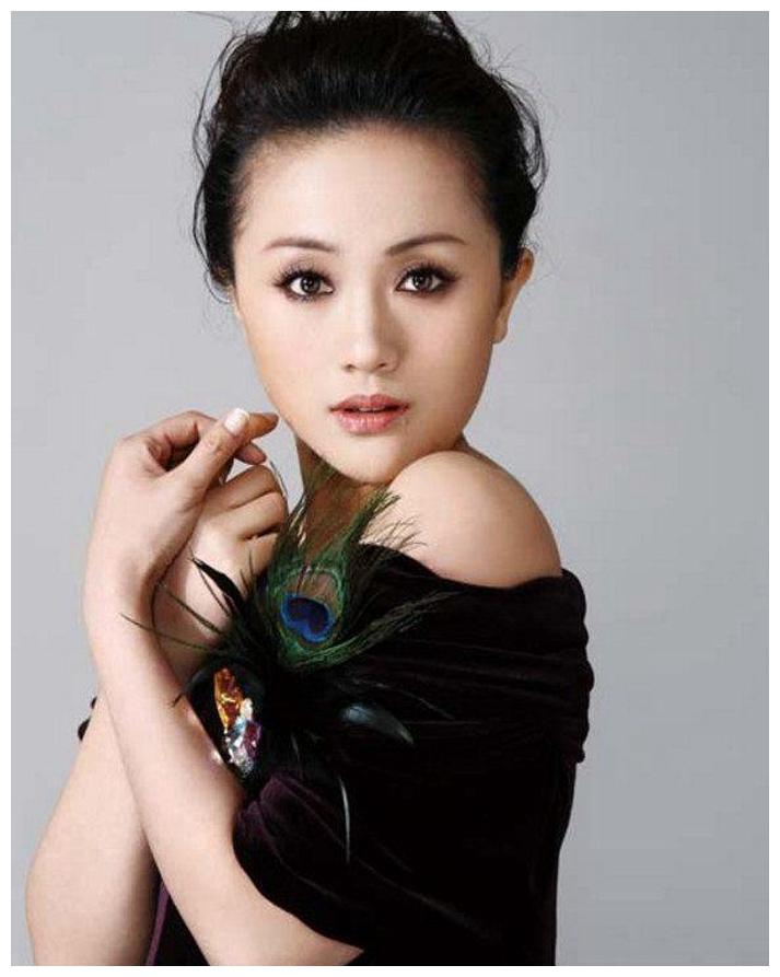 1974年的女星,北京的徐静蕾,香港的杨千嬅,你喜欢哪一个?__财经头条